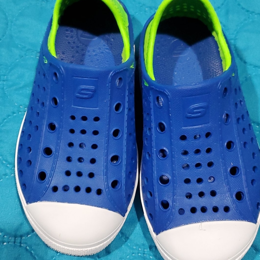 Skechers Guzman Agua surge slip on sneakers